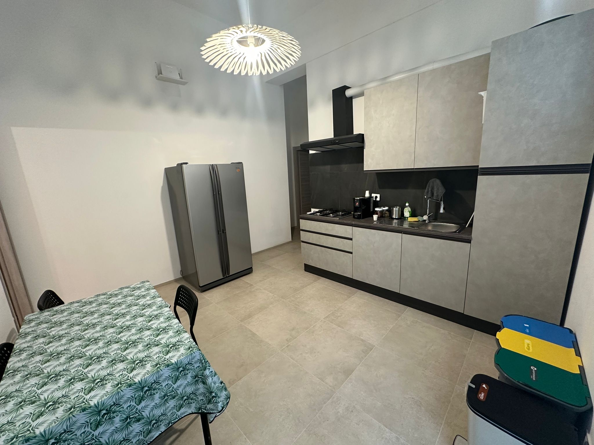 La cucina condivisa di Via Po, con zona pranzo